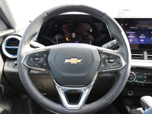 Used 2025 Chevrolet Trax LT w/ LT Convenience Package image 32