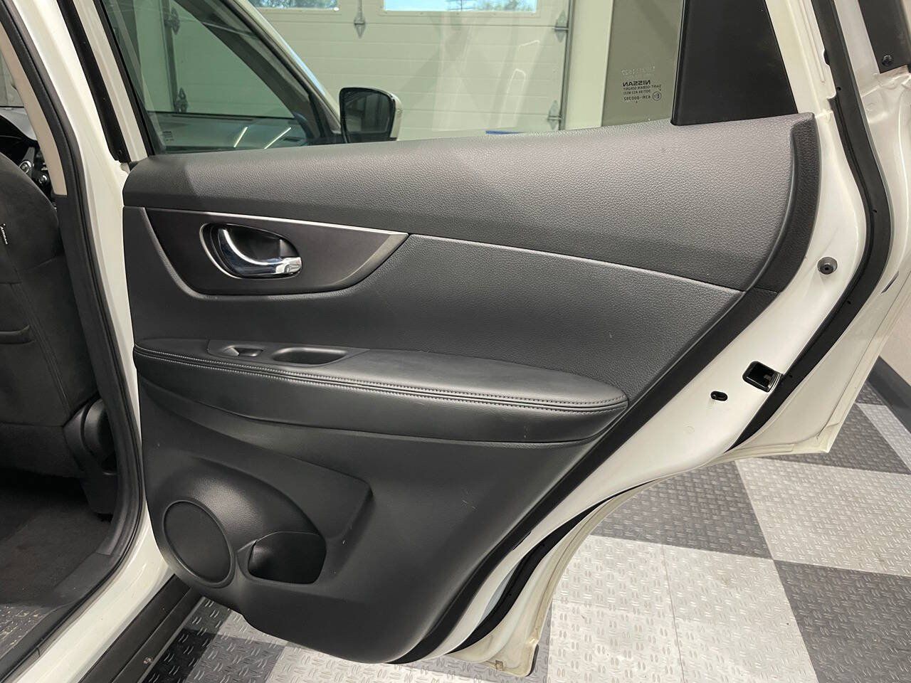 Used 2015 Nissan Rogue SV FWD image 24