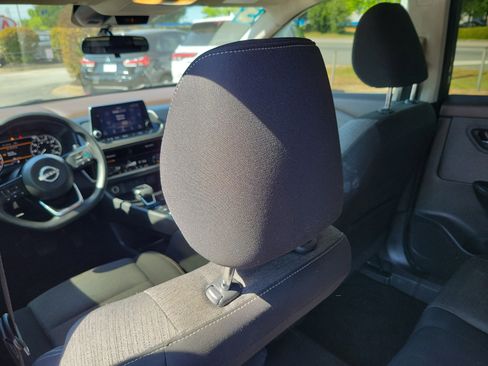 Used 2023 Nissan Rogue SV image 12