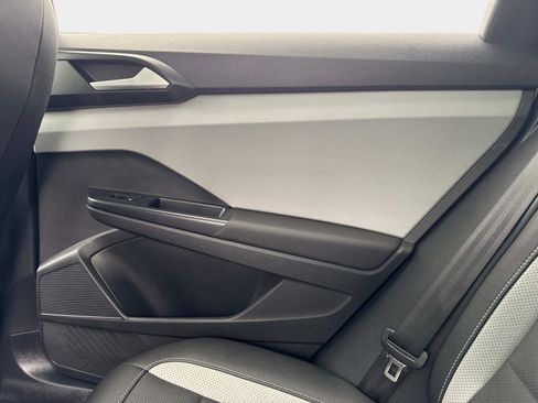 Certified 2022 Volkswagen Taos SEL w/ Panoramic Sunroof Package image 15