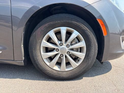Used 2019 Chrysler Pacifica Touring-L FWD image 32