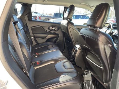 Used 2019 Jeep Cherokee Latitude Plus w/ Comfort/Convenience Group image 16