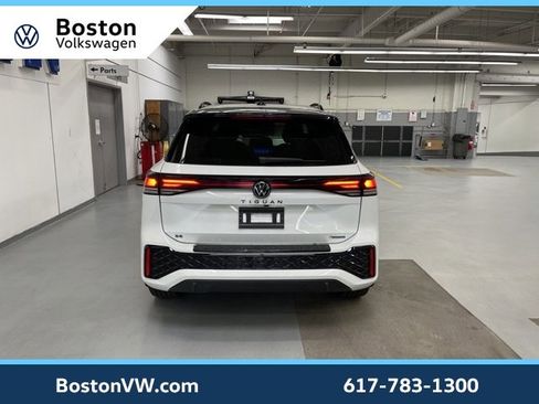 New 2025 Volkswagen Tiguan SE R-Line image 3