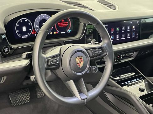 Certified 2025 Porsche Cayenne AWD/4WD image 4