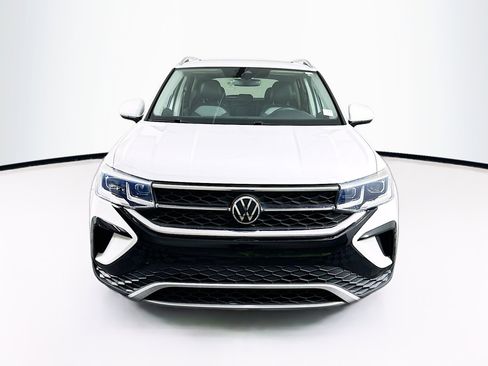 Used 2022 Volkswagen Taos SEL w/ Panoramic Sunroof Package FWD image 2