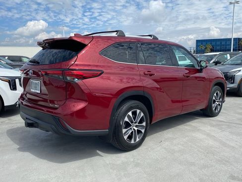 Used 2022 Toyota Highlander XLE AWD/4WD image 4