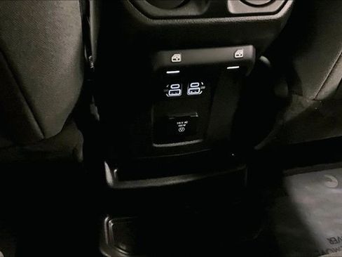 Used 2025 Jeep Wrangler Unlimited Sahara AWD/4WD image 32