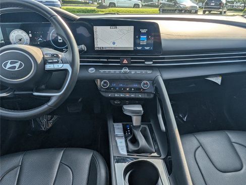 Used 2025 Hyundai Elantra Limited FWD image 17