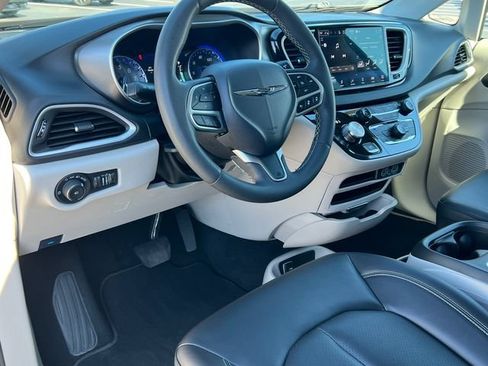 Used 2024 Chrysler Pacifica Touring-L FWD image 18
