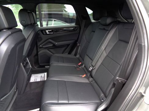 Used 2022 Porsche Cayenne AWD/4WD image 16
