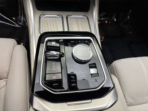 Used 2025 BMW 760i xDrive w/ Premium Package AWD/4WD image 23
