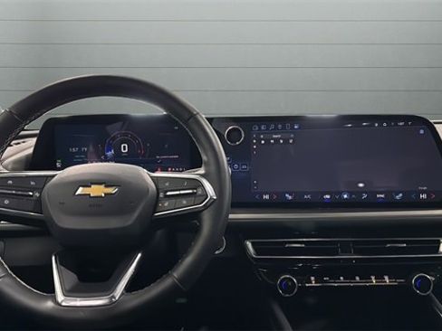 Used 2025 Chevrolet Traverse LT image 5