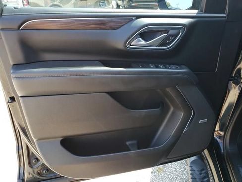 Used 2022 Chevrolet Suburban Z71 w/ Luxury Package AWD/4WD image 11