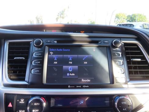 Used 2019 Toyota Highlander XLE image 31