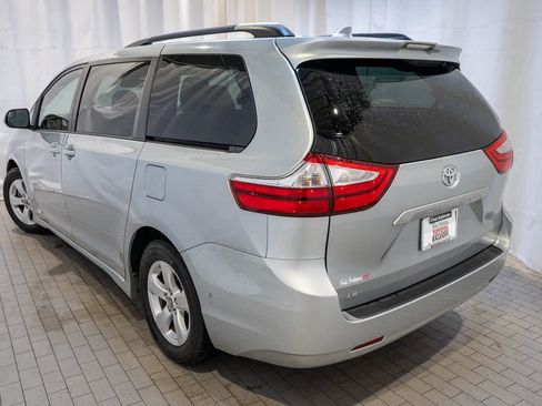 Used 2019 Toyota Sienna LE image 3