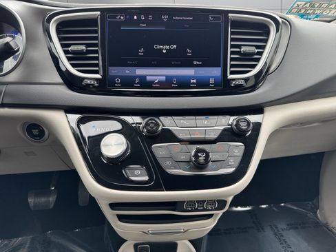 Used 2024 Chrysler Pacifica Touring-L FWD image 15