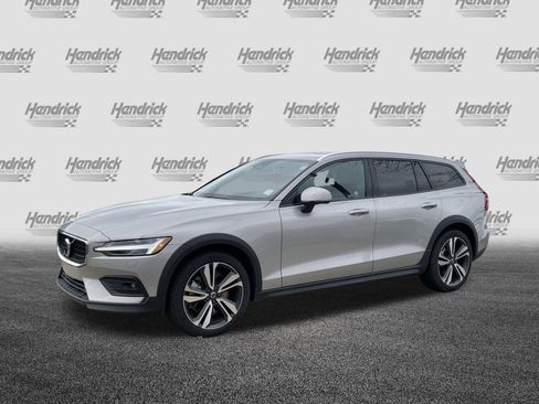 Used 2025 Volvo V60 B5 Cross Country Plus image 5