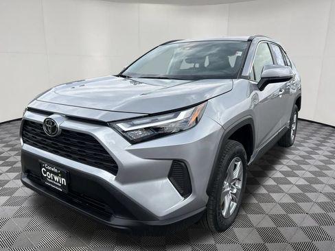 Used 2025 Toyota RAV4 XLE AWD/4WD image 3