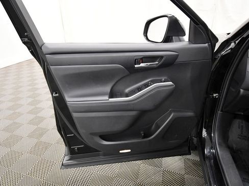 Used 2023 Toyota Highlander XLE AWD/4WD image 13