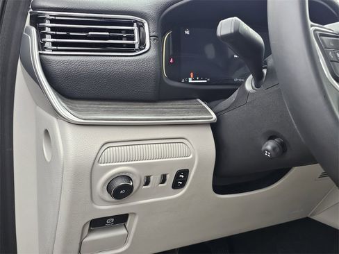 Used 2024 Jeep Wagoneer L Series II image 20