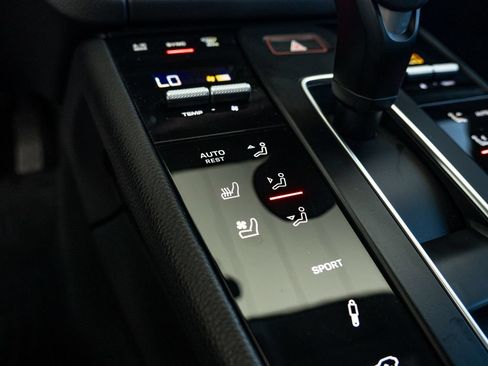 Certified 2024 Porsche Macan AWD/4WD image 12