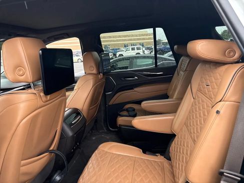 Used 2023 Cadillac Escalade Premium Luxury RWD image 5