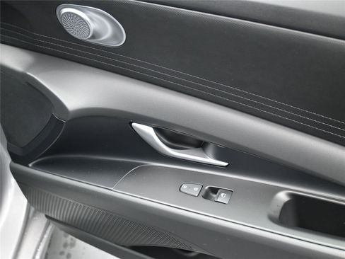 New 2026 Hyundai Elantra SE image 5