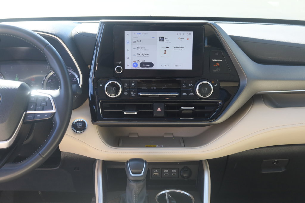 Used 2023 Toyota Highlander XLE AWD/4WD image 12