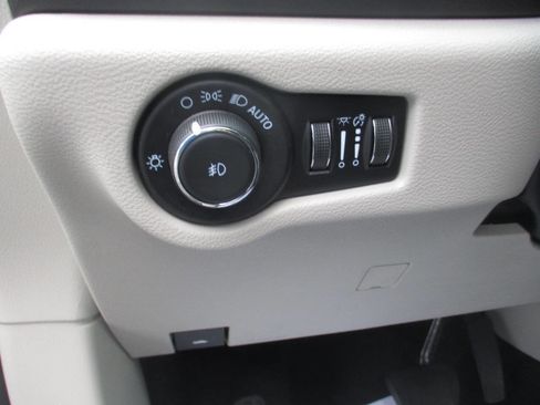 Used 2023 Chrysler Pacifica Touring-L FWD image 20
