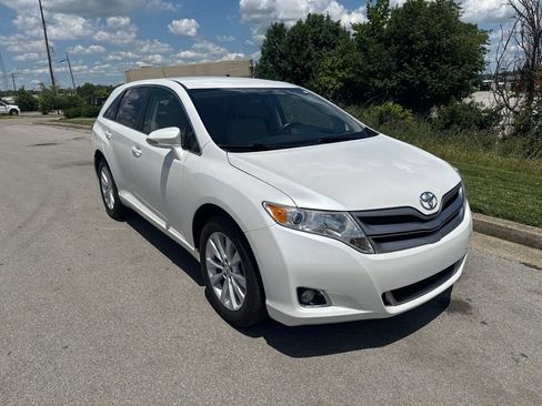 Used 2013 Toyota Venza LE FWD image 2