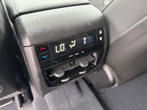 Used 2023 Jeep Grand Cherokee L Laredo image 13