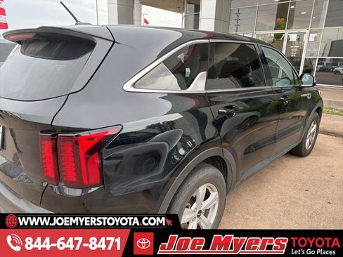 Used 2023 Kia Sorento LX image 4