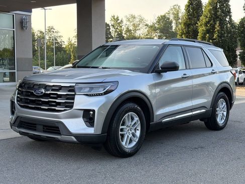 Used 2025 Ford Explorer Active w/ Active Comfort Package RWD image 13