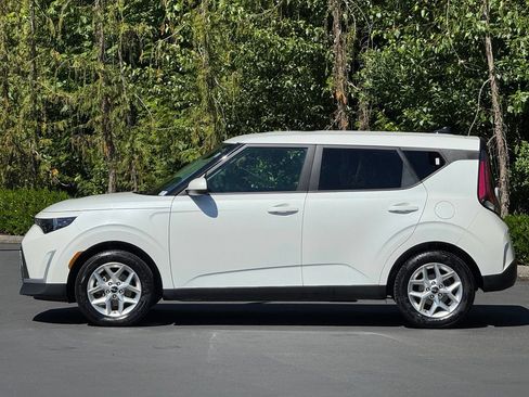 Used 2024 Kia Soul LX w/ Option Group 015 FWD image 3