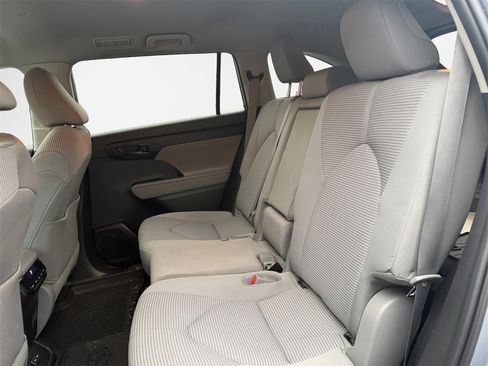Used 2023 Toyota Highlander LE image 22