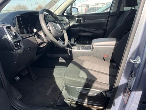 Used 2023 Kia Sorento LX image 9