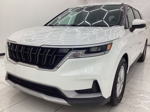 Used 2023 Kia Carnival LX image 1