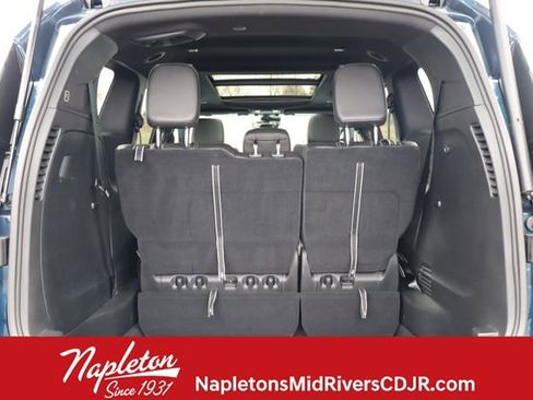 Used 2025 Chrysler Pacifica Select image 26