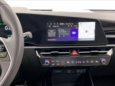 Used 2023 Kia Niro EX image 5