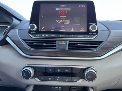 Used 2025 Nissan Altima 2.5 SV FWD image 15