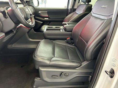 Used 2025 Ford Expedition Platinum AWD/4WD image 17