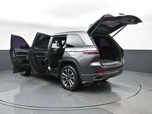 Used 2022 Jeep Grand Cherokee Overland w/ Luxury Tech Group IV AWD/4WD image 27