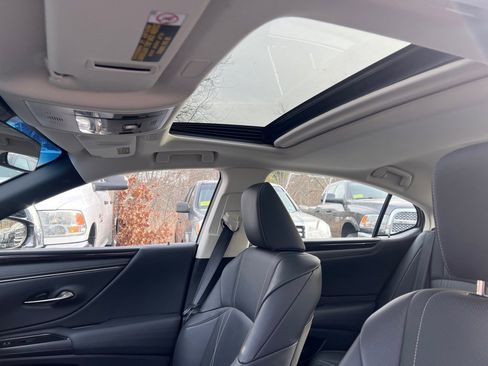 Used 2019 Lexus ES 300h image 35