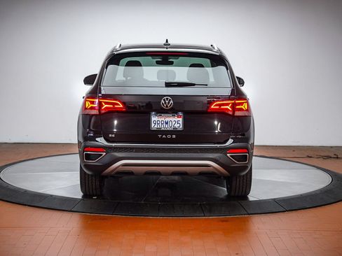 Used 2024 Volkswagen Taos SE w/ Panoramic Sunroof Package FWD image 6