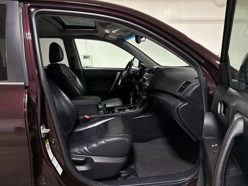 Used 2011 Toyota Highlander SE w/ Tow Pkg AWD/4WD image 22