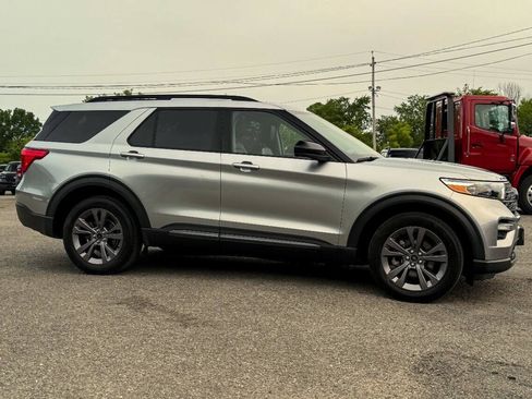 Used 2022 Ford Explorer XLT w/ Equipment Group 202A AWD/4WD image 2