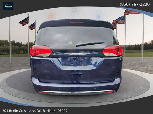 Used 2018 Chrysler Pacifica Touring-L image 4