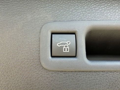 Used 2025 Toyota Sienna Platinum image 34