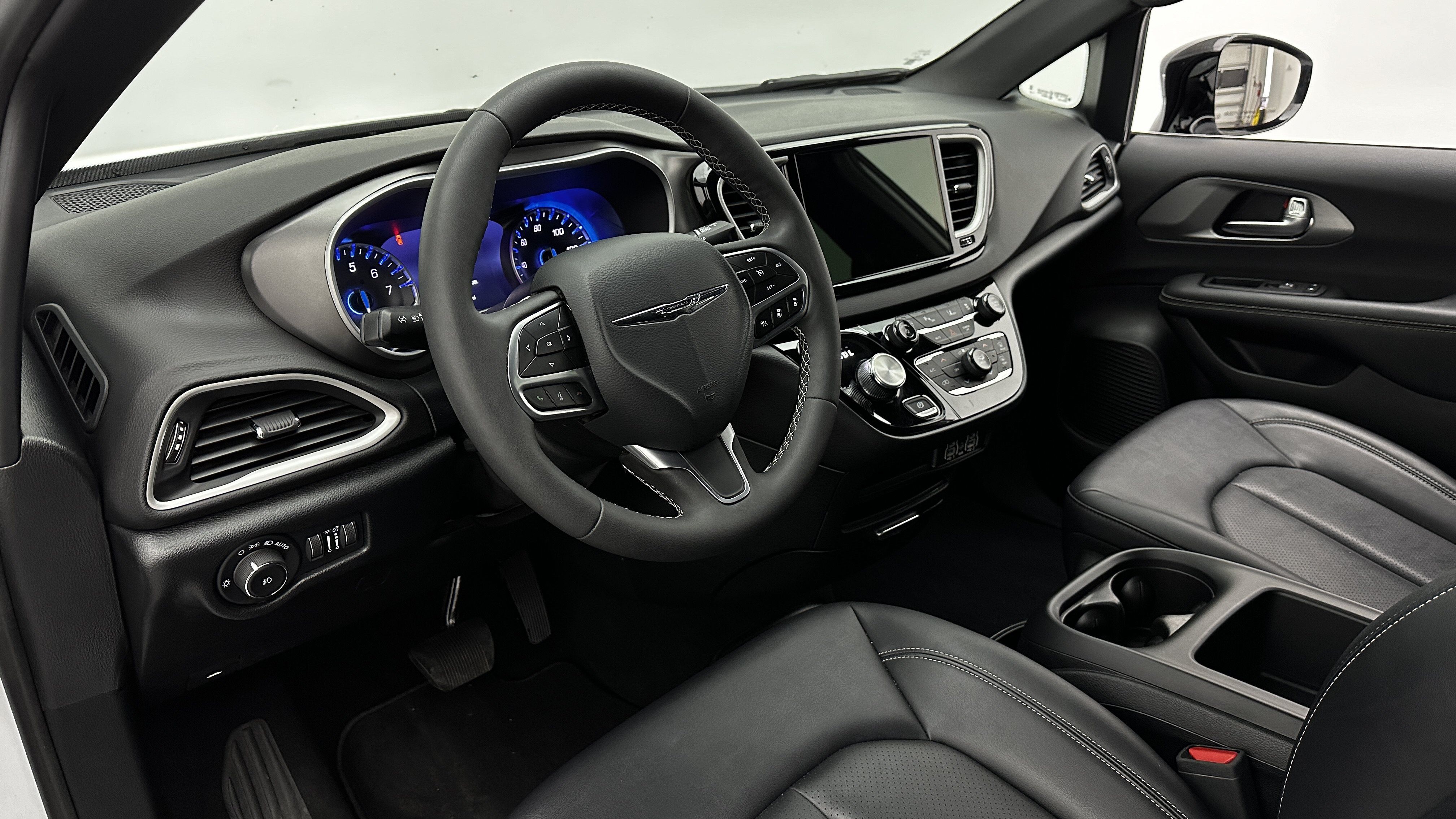 Used 2025 Chrysler Pacifica Select FWD image 7