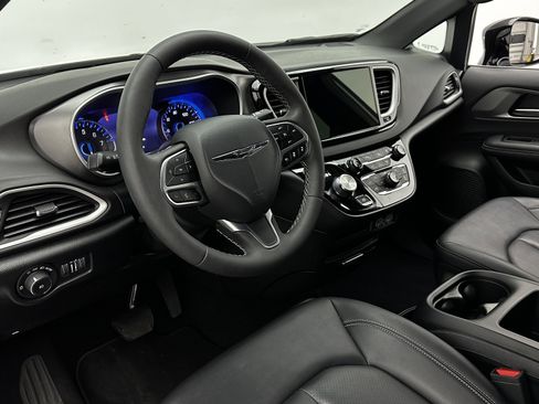Used 2025 Chrysler Pacifica Select image 7